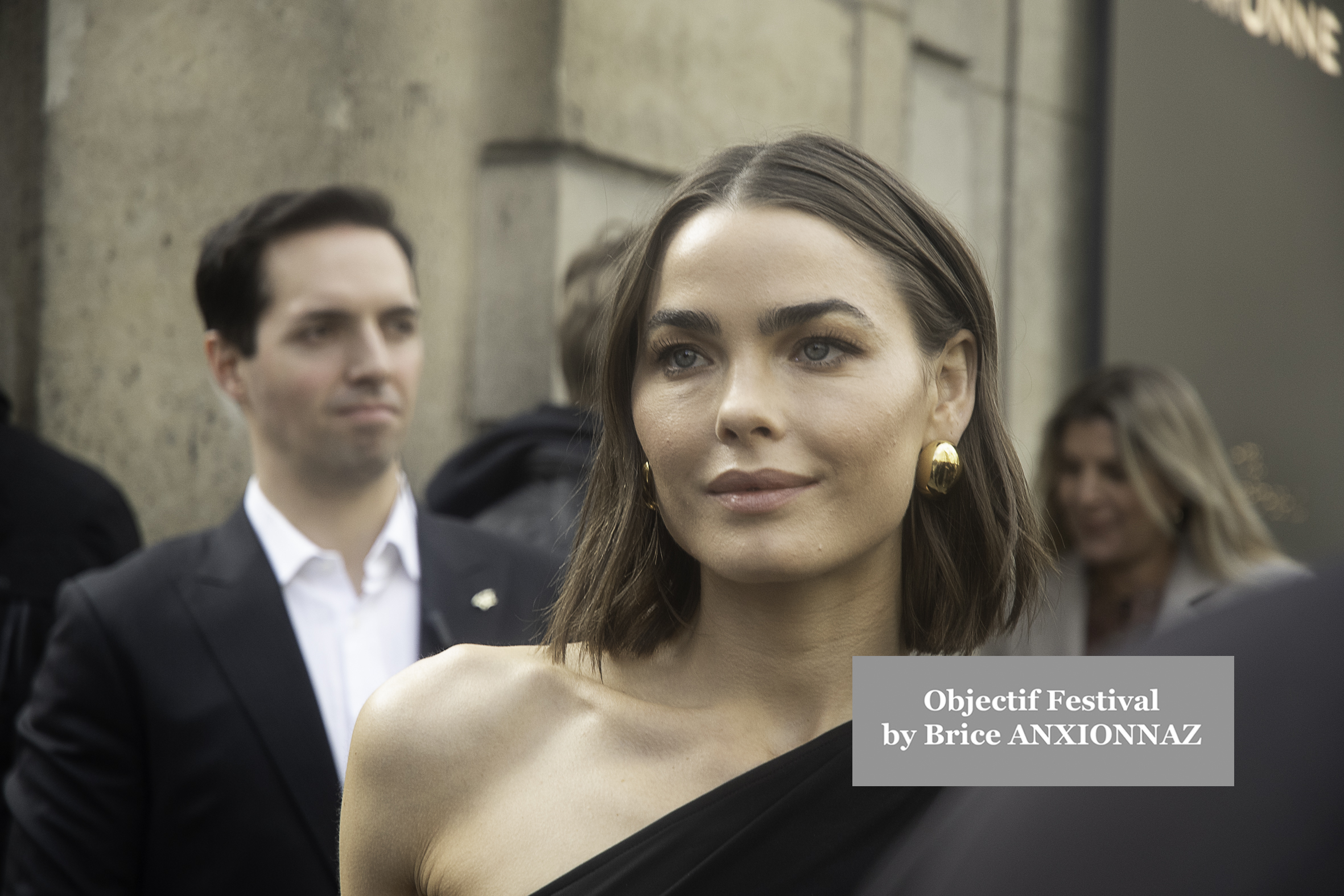 Photo streetstyle de Kim Cattrall - Streetstyle photos of guest arrivals at the Nina Ricci show lors du défilé Nina Ricci Spring 2025 à Streetstyle-photos-of-guest-arrivals-at-the-Nina-Ricci-show, Paris Fashion Week le 7 March 2025 par Brice ANXIONNAZ (Objectif Festival)